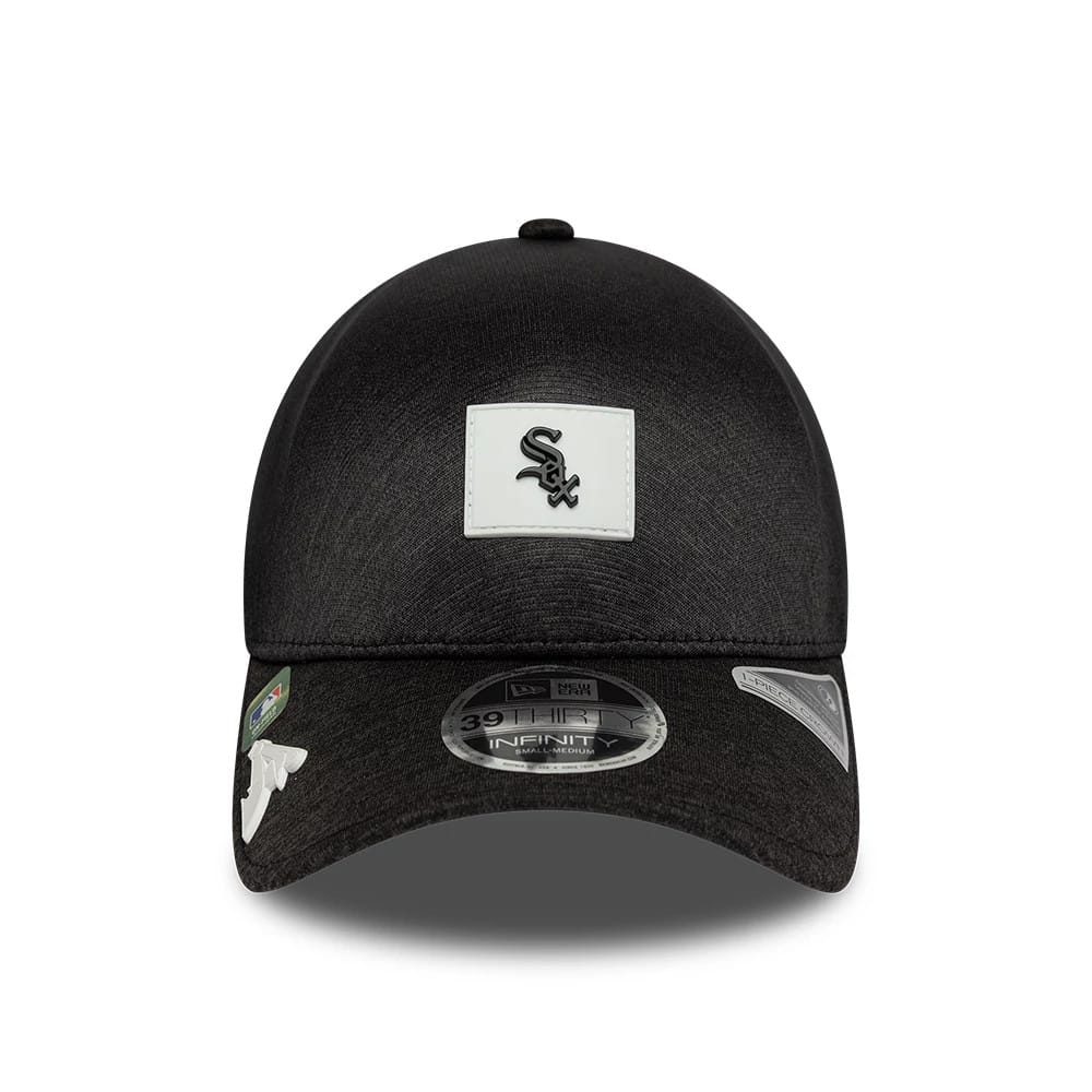 Chicago White Sox MLB Clubhouse Black New Era 39THIRTY Infinity Stretch Fit Cap, front view showing the white patch with raised black Sox logo, curved black visor with a 39THIRTY size sticker, and team tag on the left.