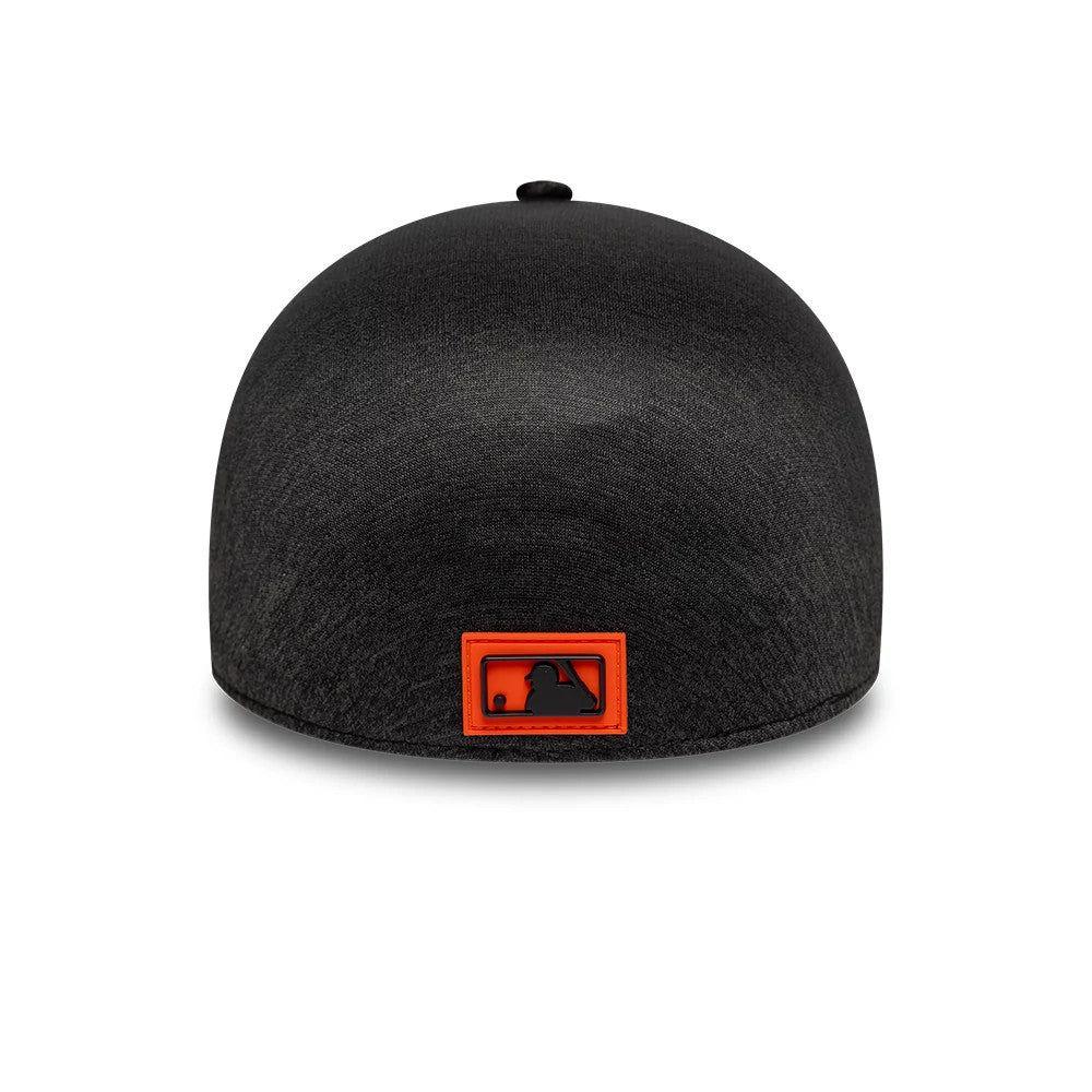 Baltimore Orioles MLB Clubhouse Black New Era 39THIRTY Infinity Stretch Fit Cap, rear view showing an orange-framed black MLB Batterman logo at the centre of the back, highlighted on a black crown.