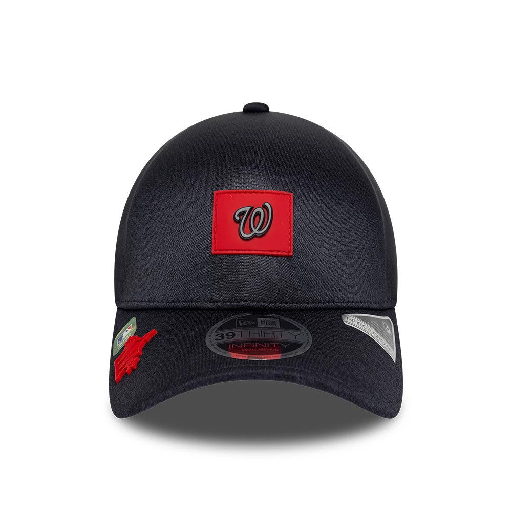 Washington Nationals MLB Clubhouse Black New Era 39THIRTY Infinity Stretch Fit Cap, front view showing a red and white embroidered W logo on the front panel with a 39THIRTY size sticker on the black curved visor.
