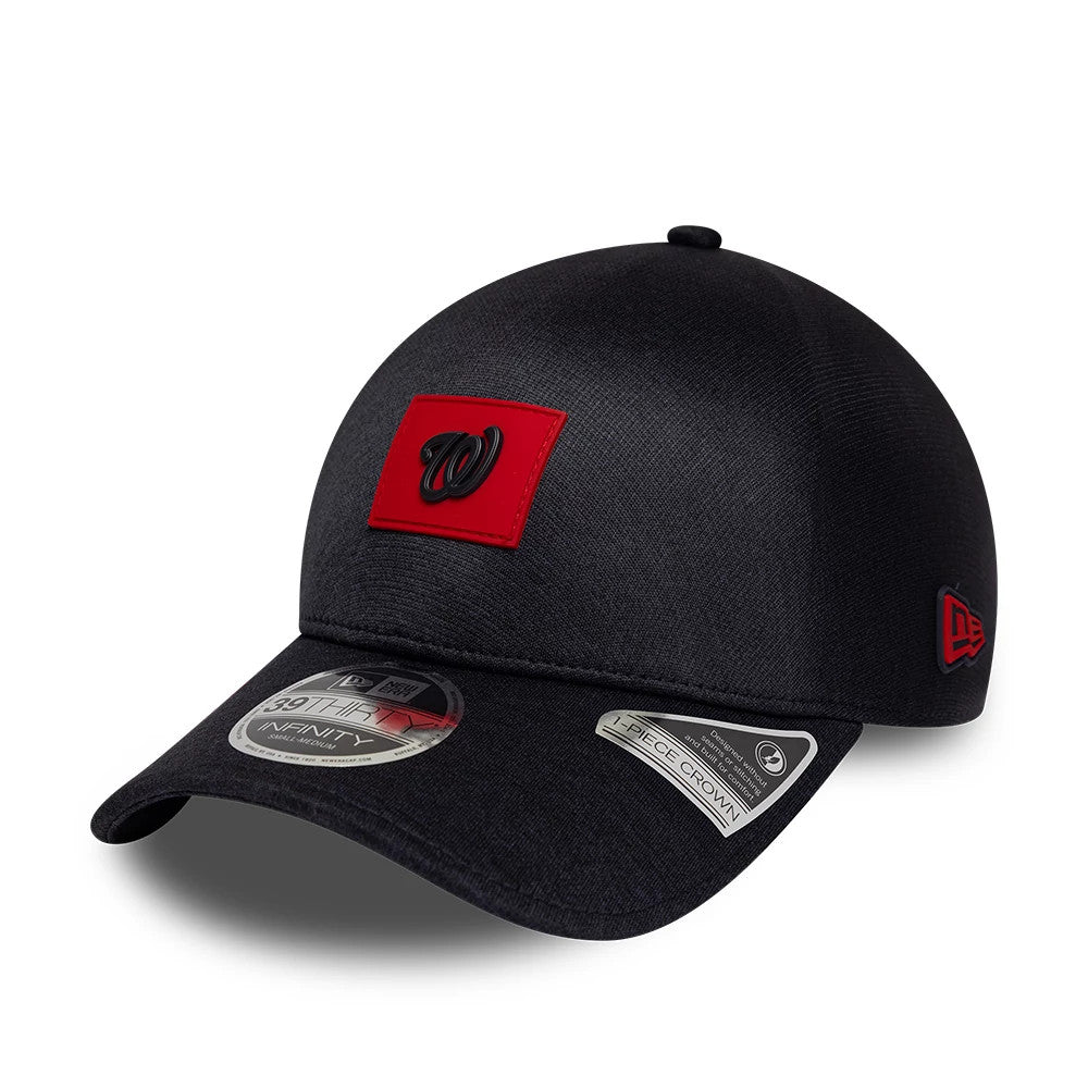 Washington Nationals MLB Clubhouse Black New Era 39THIRTY Infinity Stretch Fit Cap, three-quarter view showing the raised black embroidered Nationals logo on a red front panel, with a curved black visor and 39THIRTY size sticker.