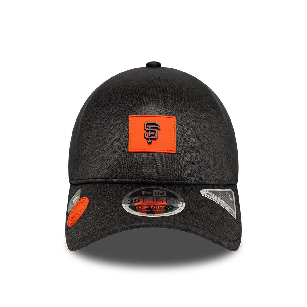 San Francisco Giants MLB Clubhouse Black New Era 39THIRTY Infinity Stretch Fit Cap, front view showing the orange logo patch on the structured black crown, with a 39THIRTY size sticker on the curved visor.