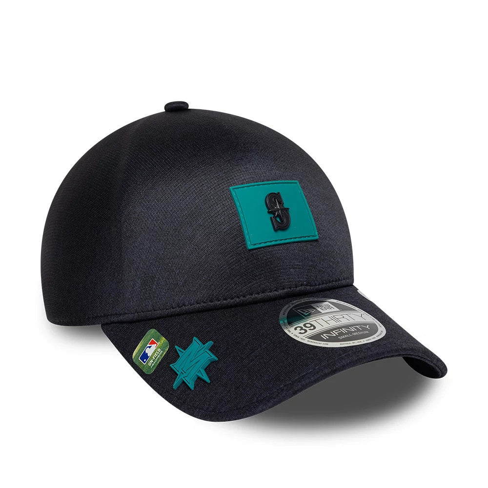 Seattle Mariners MLB Clubhouse Navy New Era 39THIRTY Infinity Stretch Fit Cap, three-quarter view showing a teal embroidered S logo on the front panel, with teal and green logos on the visor and a 39THIRTY size sticker.
