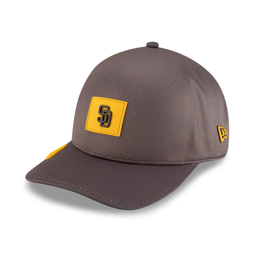 San Diego Padres MLB Clubhouse Dark Brown New Era 39THIRTY Infinity Stretch Fit Cap, three-quarter view showing the yellow SD logo on the front panel, with a curved brown visor and a yellow New Era flag logo on the left side.