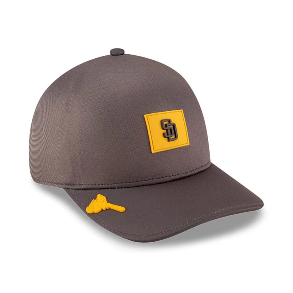 Pictured is this MLB Clubhouse San Diego Padres 39THIRTY Infinity Stretch Fit cap in dark brown. 1