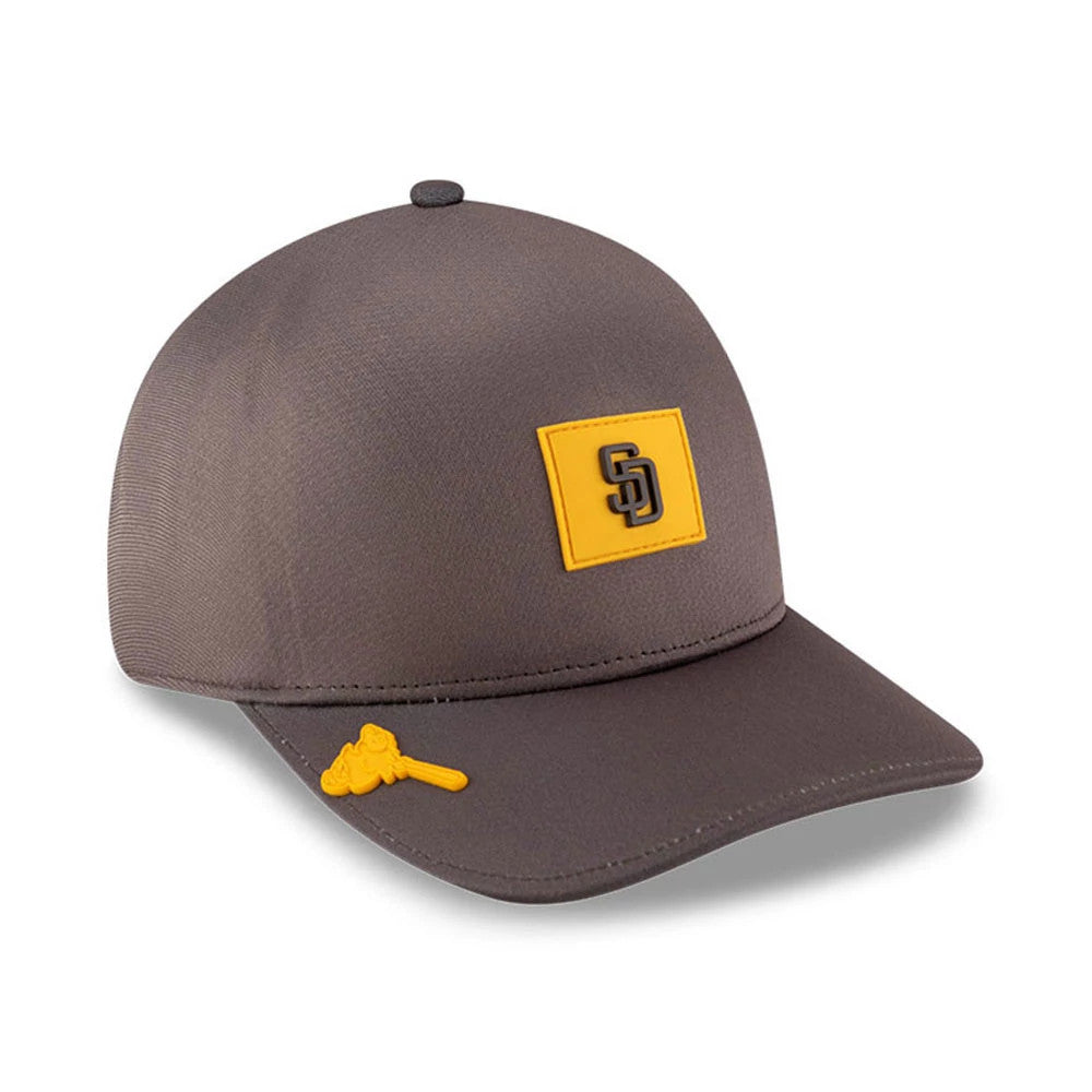 Pictured is this MLB Clubhouse San Diego Padres 39THIRTY Infinity Stretch Fit cap in dark brown. 1