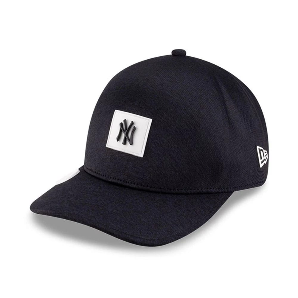 New York Yankees MLB Clubhouse Navy New Era 39THIRTY Infinity Stretch Fit Cap, three-quarter view showing the raised black NY logo on a white patch on the front panel, with a curved visor and the New Era flag logo on the left side.