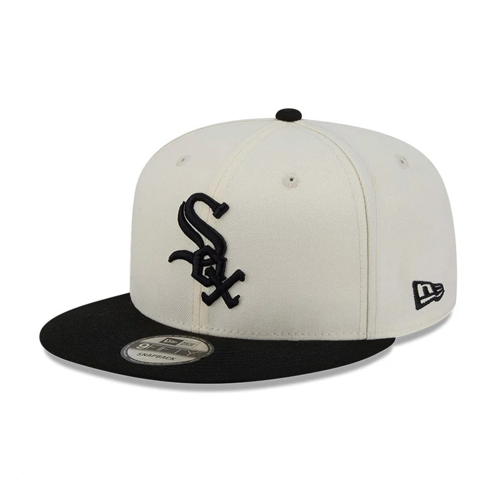 Chicago White Sox MLB Localized White New Era 9FIFTY Snapback Adjustable Cap, front view showing a raised black Sox logo embroidered on the front panel, black flat visor with a 9FIFTY size sticker, and New Era flag logo on the left side.