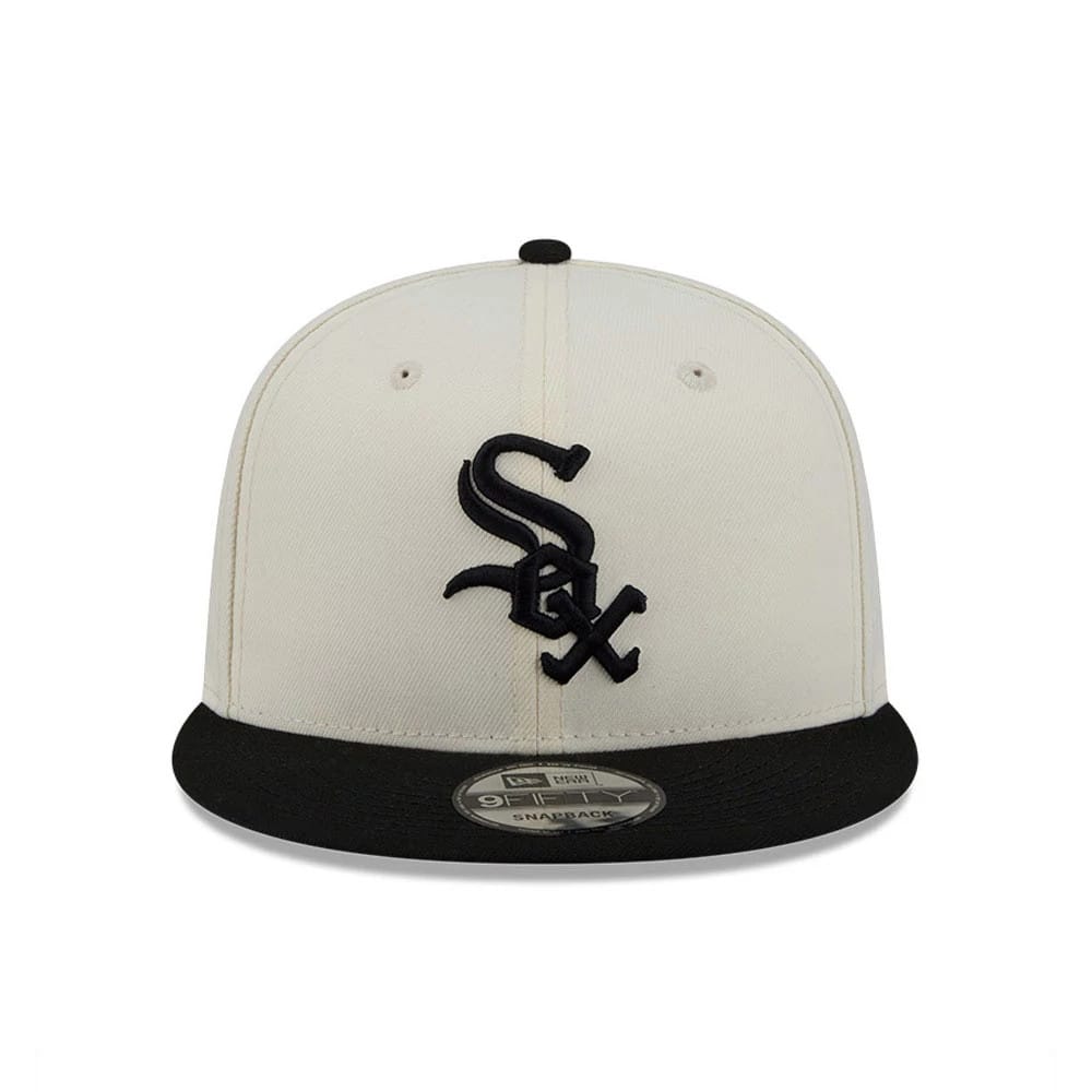 Chicago White Sox MLB Localized White New Era 9FIFTY Snapback Adjustable Cap, front view showing the black embroidered Sox logo on the white crown, with a contrasting black flat visor and a 9FIFTY size sticker.