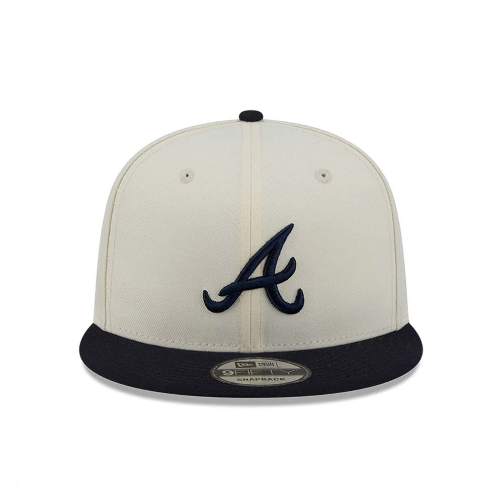 Atlanta Braves MLB Localized White New Era 9FIFTY Snapback Adjustable Cap, front view showing the navy embroidered A logo on the structured white crown, complemented by a contrasting black flat visor and a 9FIFTY size sticker.