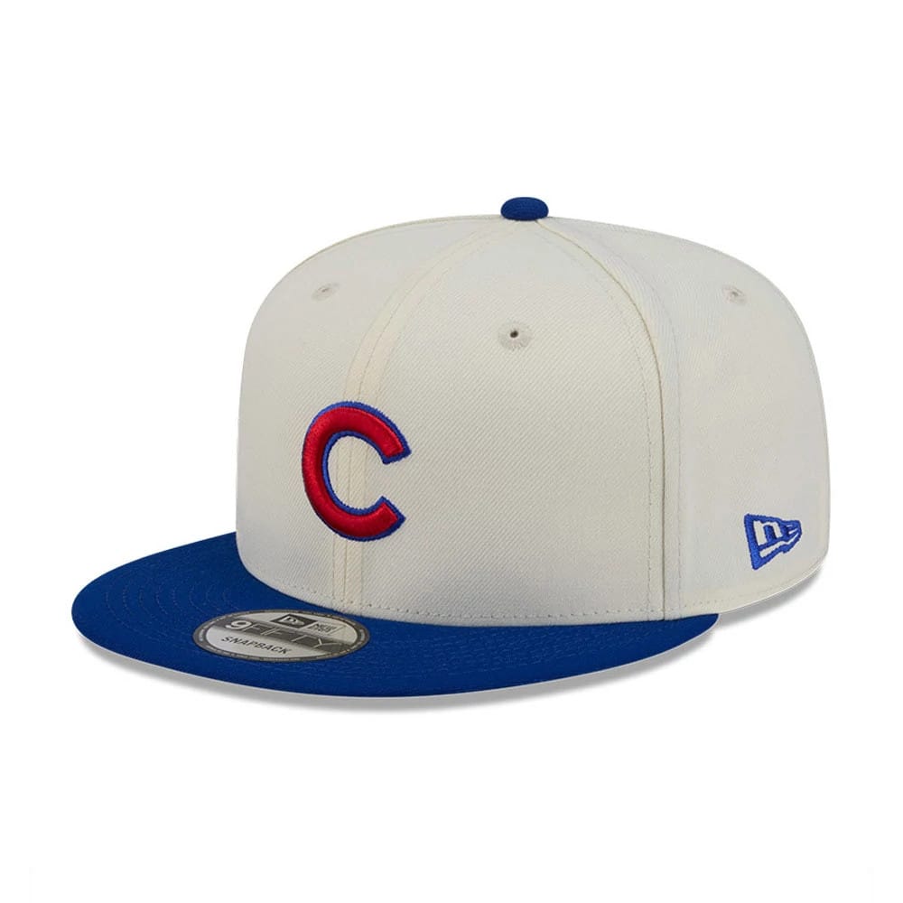 Chicago Cubs MLB Localized White New Era 9FIFTY Snapback Adjustable Cap, three-quarter view with a red and blue embroidered C logo on the front panel, blue flat visor and size sticker, and the New Era flag logo on the left side.