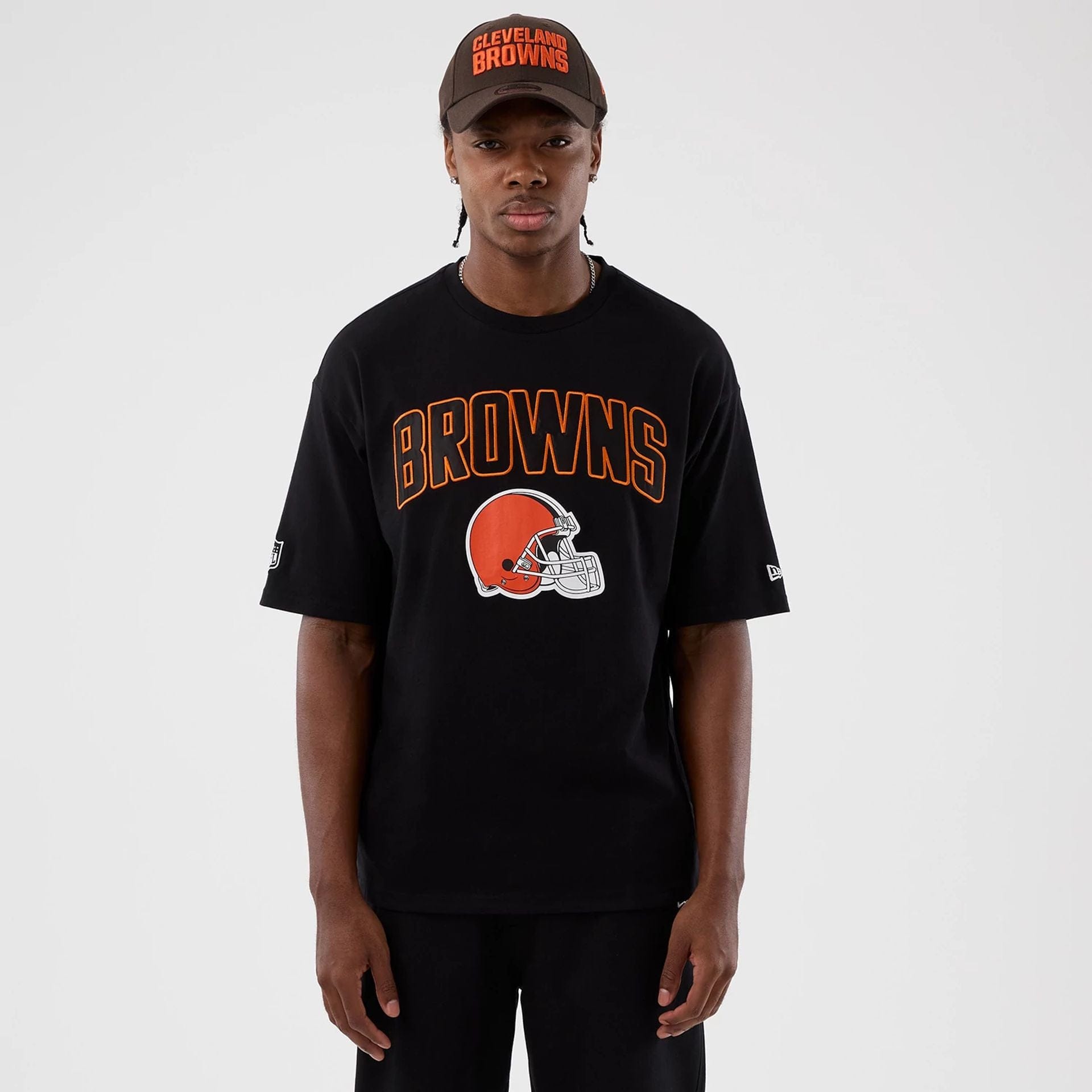 The Male model is wearing Cleveland Browns NFL International Series Games Black Oversized T-Shirt 1