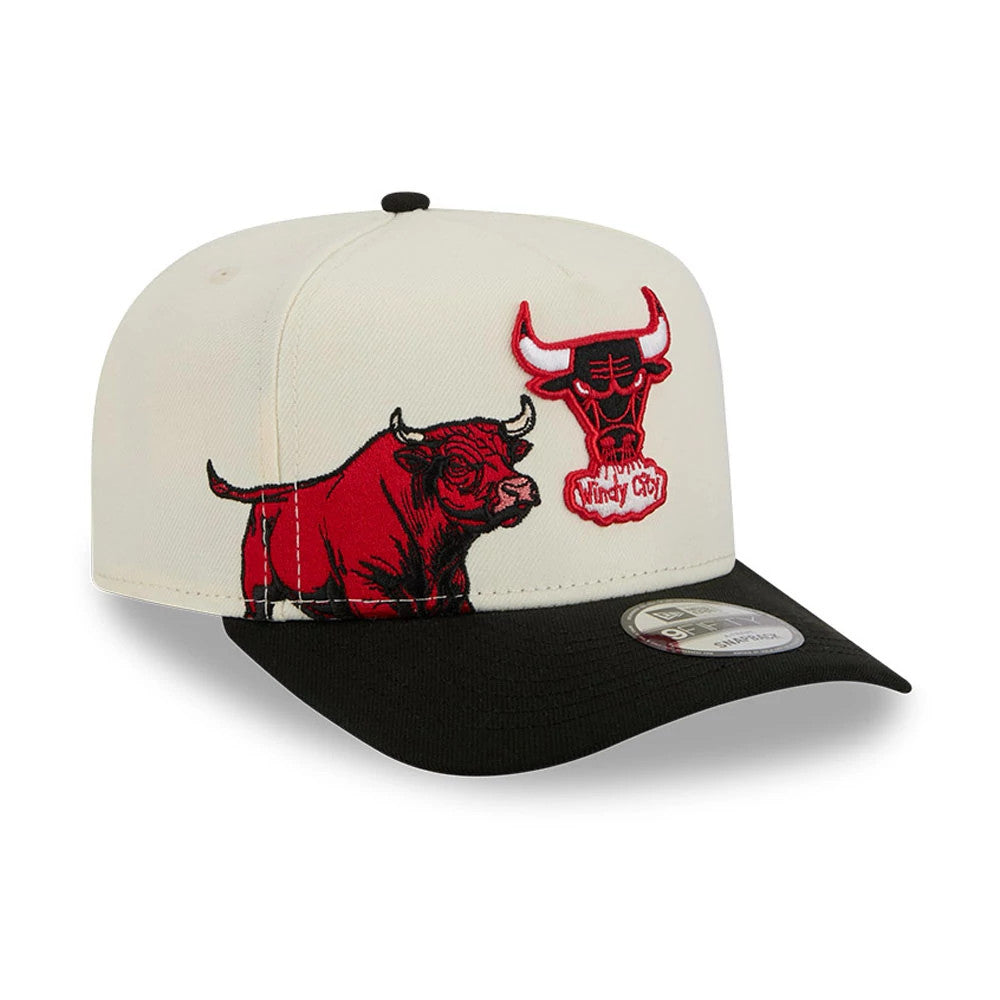 Chicago Bulls NBA Black New Era 9FIFTY A-Frame Snapback Adjustable Cap, front view showing a raised red Windy City Bulls logo on the cream front panel, a black flat visor and a 9FIFTY size sticker.