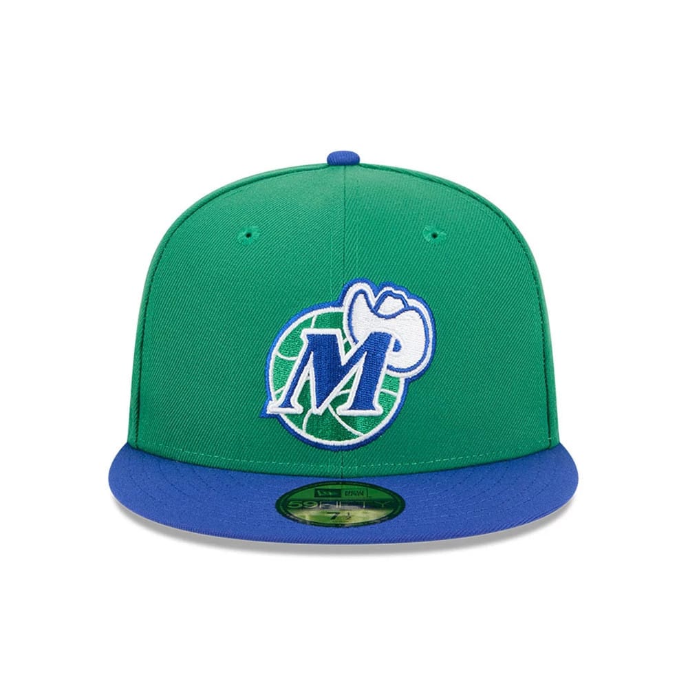 Dallas Mavericks NBA Classic Green New Era 59FIFTY Fitted Cap, front view showing the raised embroidered Mavericks logo in blue, white and green on the front panels, with a contrasting blue flat visor and a gold 59FIFTY size sticker.