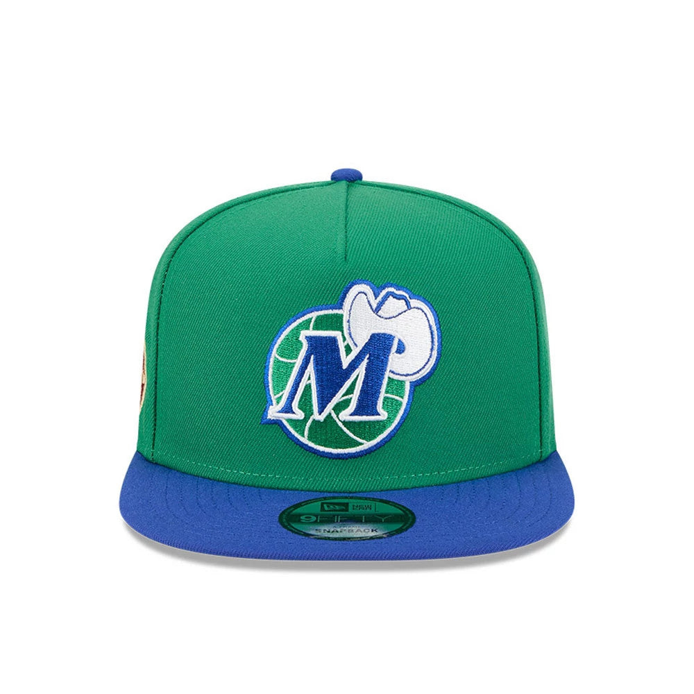 Dallas Mavericks NBA Classic Green New Era 9FIFTY A-Frame Snapback Adjustable Cap, front view showing the raised embroidered Mavericks logo on the green front panel with a blue flat visor and 9FIFTY size sticker.