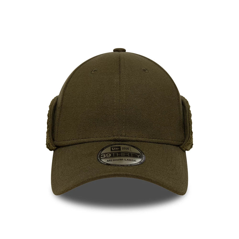 New Era Green 39THIRTY Downflap Stretch Fit Cap, front view featuring ear flaps folded up on the sides, a curved visor, and a 39THIRTY size sticker on the centre of the visor.