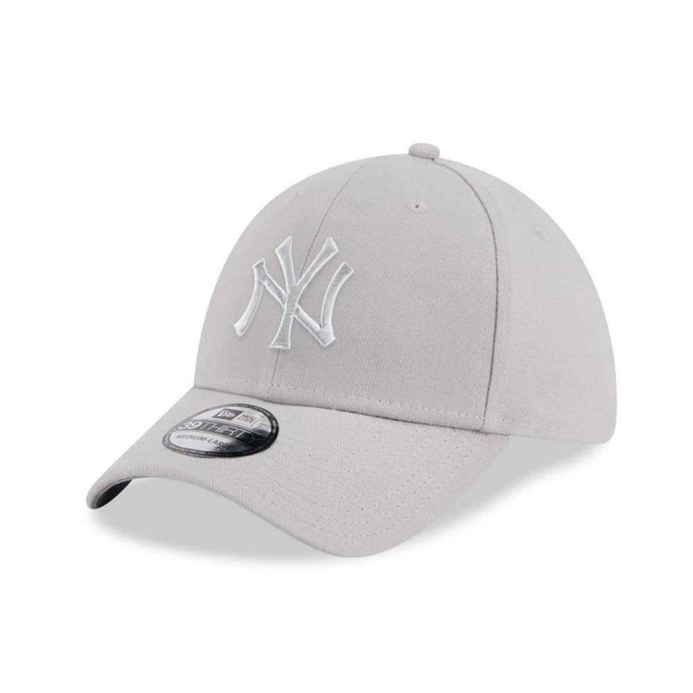 New York Yankees MLB Metallic Grey New Era 39THIRTY Stretch Fit Cap, three-quarter view showing the white embroidered NY logo on the front panel, a pre-curved grey visor, and the 39THIRTY size sticker on the visor.