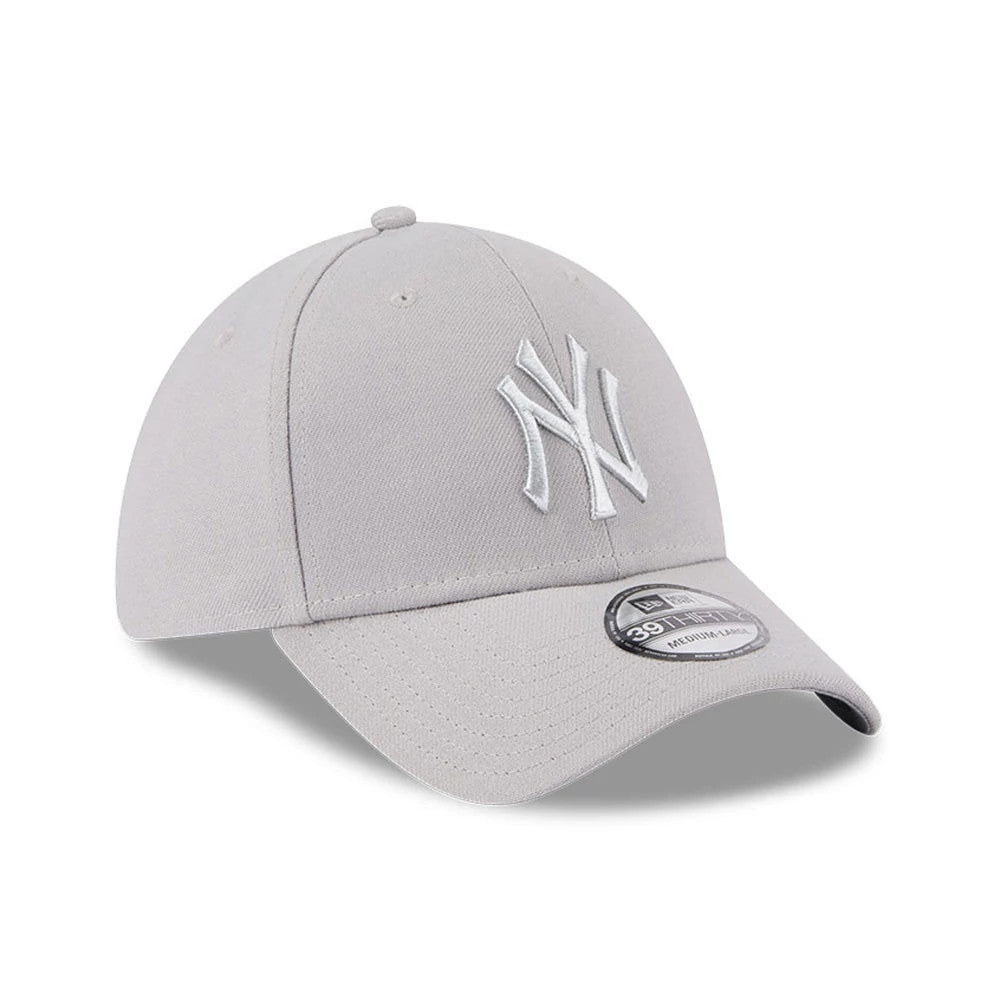 New York Yankees MLB Metallic Grey New Era 39THIRTY Stretch Fit Cap, three-quarter view with white raised embroidered NY logo on the front panel, curved grey visor and 39THIRTY size sticker on top.