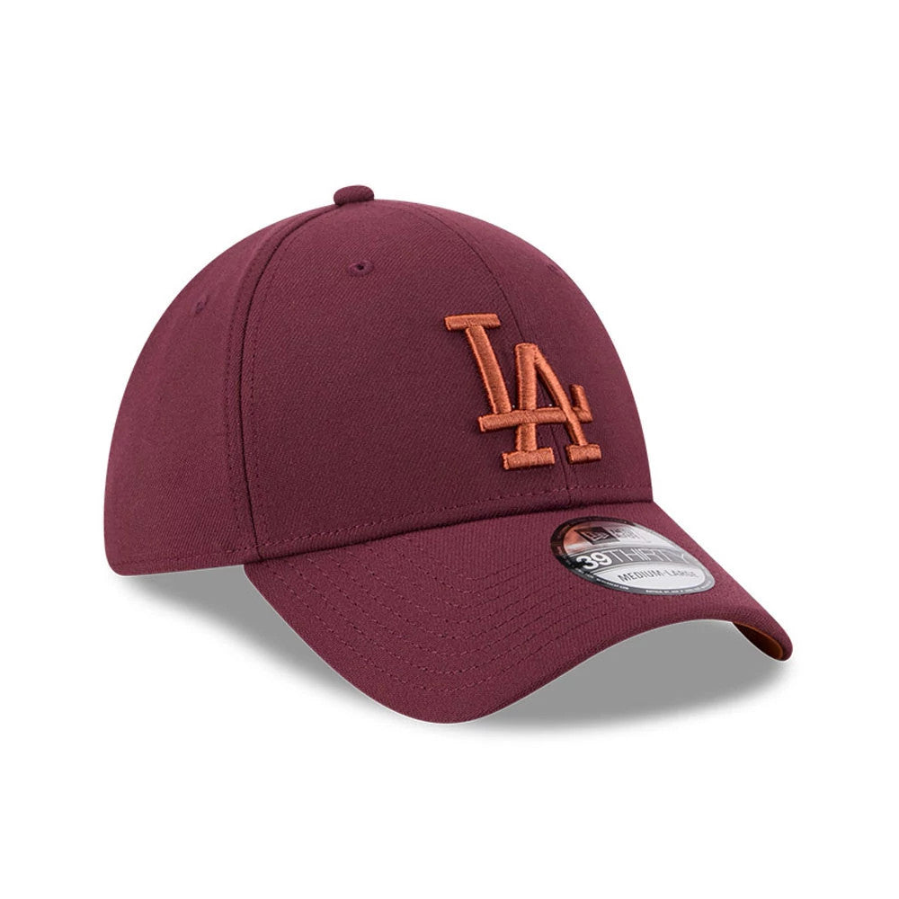 LA Dodgers MLB Frosted Rust Dark Red New Era 39THIRTY Stretch Fit Cap, three-quarter view showing the orange embroidered LA logo on the front panel, with a dark red curved visor and a 39THIRTY size sticker.