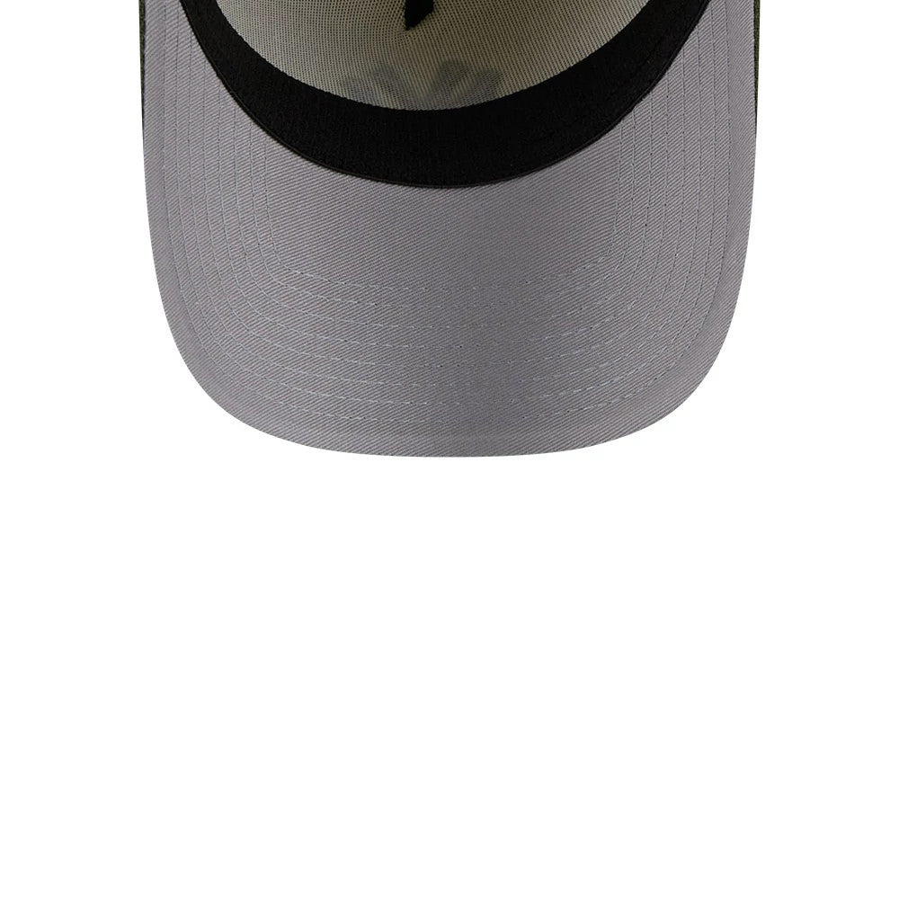 New York Yankees MLB Chrome Cream New Era 39THIRTY A-Frame Stretch Fit Cap, inside view showing the cream undervisor with grey surface stitching and contrasting black internal sweatband along the edge.