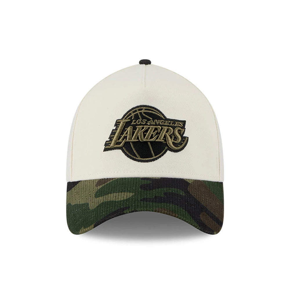 LA Lakers NBA Camo Visor Cream New Era 39THIRTY A-Frame Stretch Fit Cap, front view with a black and gold embroidered Lakers logo on the cream front panel and a camo patterned curved visor.