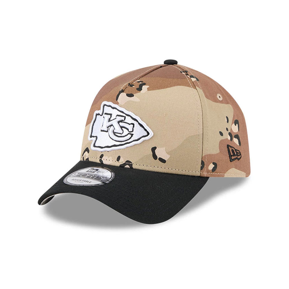 Kansas City Chiefs NFL Desert 2 Tone Beige New Era 9FORTY A-Frame Adjustable Cap, three-quarter view showing the white embroidered team logo on the front panel, camouflage pattern on the crown, and black curved visor with a 9FORTY size sticker.