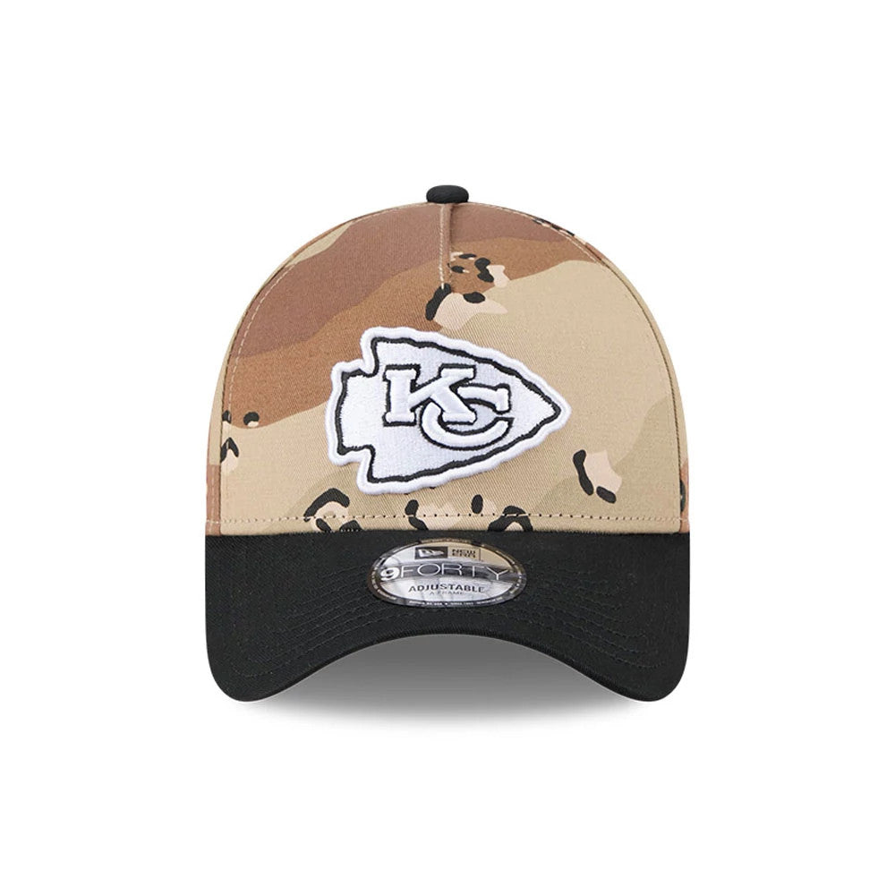 Kansas City Chiefs NFL Desert 2 Tone Beige New Era 9FORTY A-Frame Adjustable Cap, front view showing the white and black embroidered Chiefs logo on the camo print crown, with a black visor and 9FORTY size sticker on the visor.