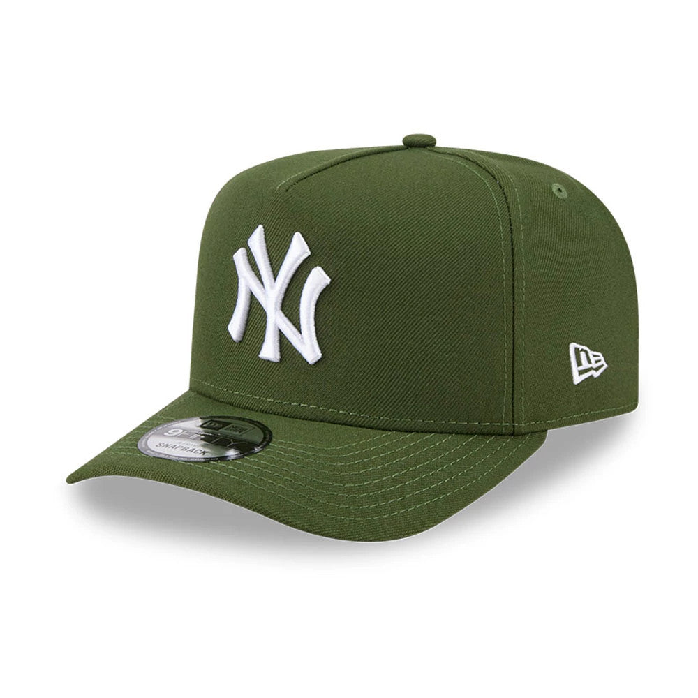 Yankees MLB Rifle Green New Era 9FIFTY A-Frame Snapback Adjustable Cap, front view with raised white NY logo on the front panel, a rifle green visor with a 9FIFTY size sticker, and New Era flag logo on the left side.