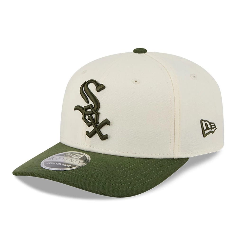 White Sox MLB Rifle Green New Era 9SEVENTY Stretch Snap Adjustable Cap, front view showing the raised embroidered Sox logo on the cream crown, contrasting with the rifle green curved visor and a 9SEVENTY size sticker.