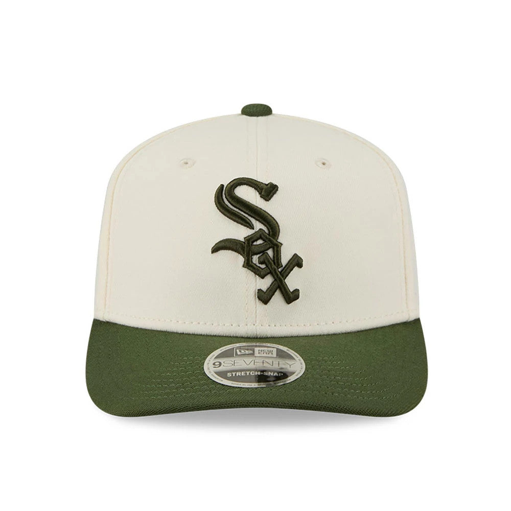 White Sox MLB Rifle Green New Era 9SEVENTY Stretch Snap Adjustable Cap, front view showing the dark green embroidered Sox logo on the cream front panel, paired with a rifle green curved visor and a 9SEVENTY size sticker.
