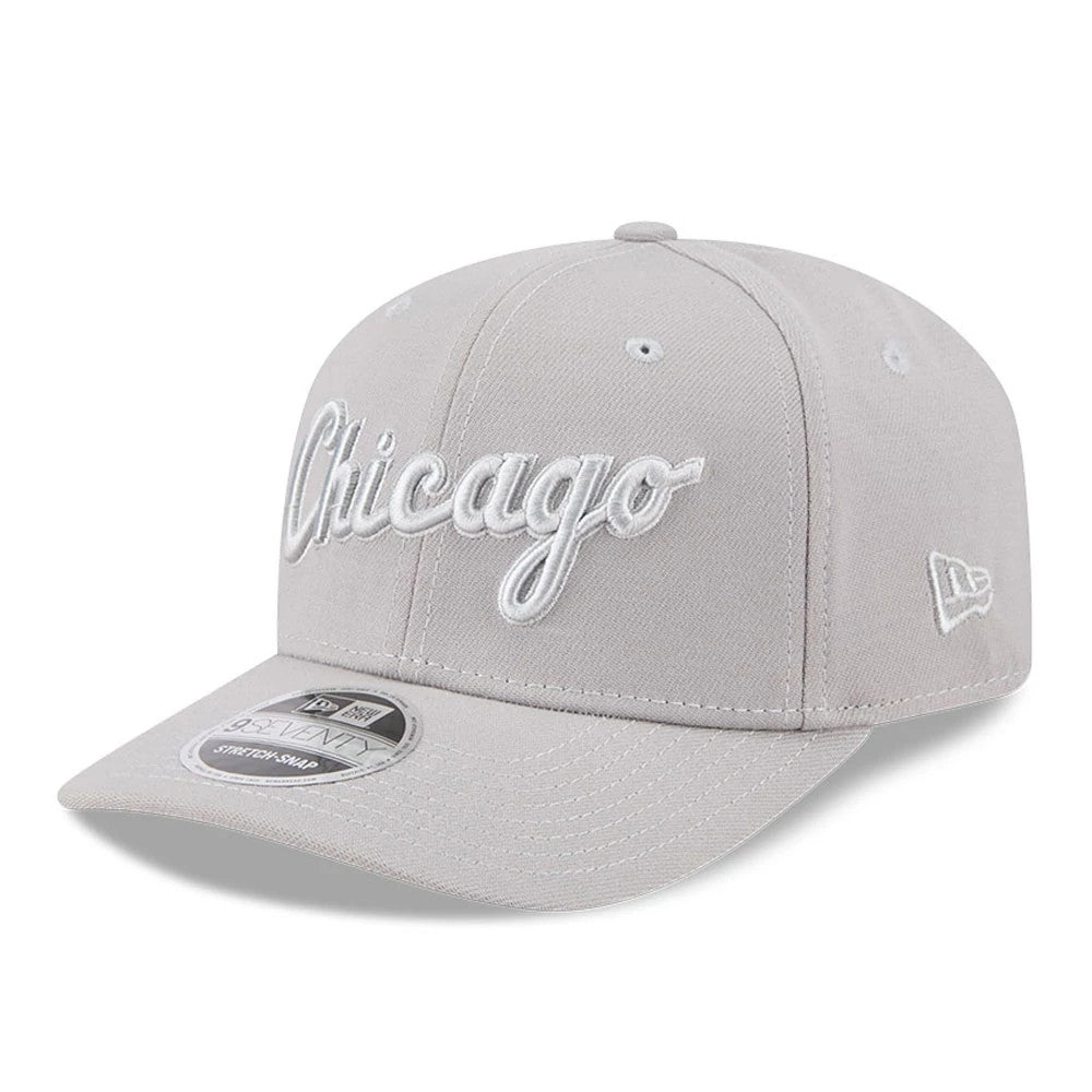 Chicago Bulls NBA Script Grey New Era 9SEVENTY Stretch Snap Adjustable Cap, front view showing white script Chicago embroidery on the structured grey crown, with a 9SEVENTY size sticker on the flat grey visor.