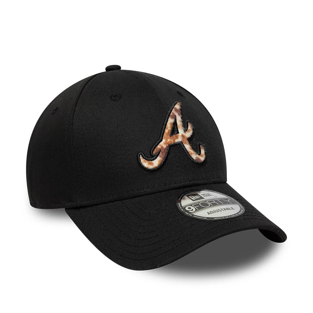 Atlanta Braves Animal Print Black New Era 9FORTY Adjustable Cap, three-quarter view showing a raised animal print A logo embroidered on the front panels, a curved black visor and a 9FORTY size sticker on top.