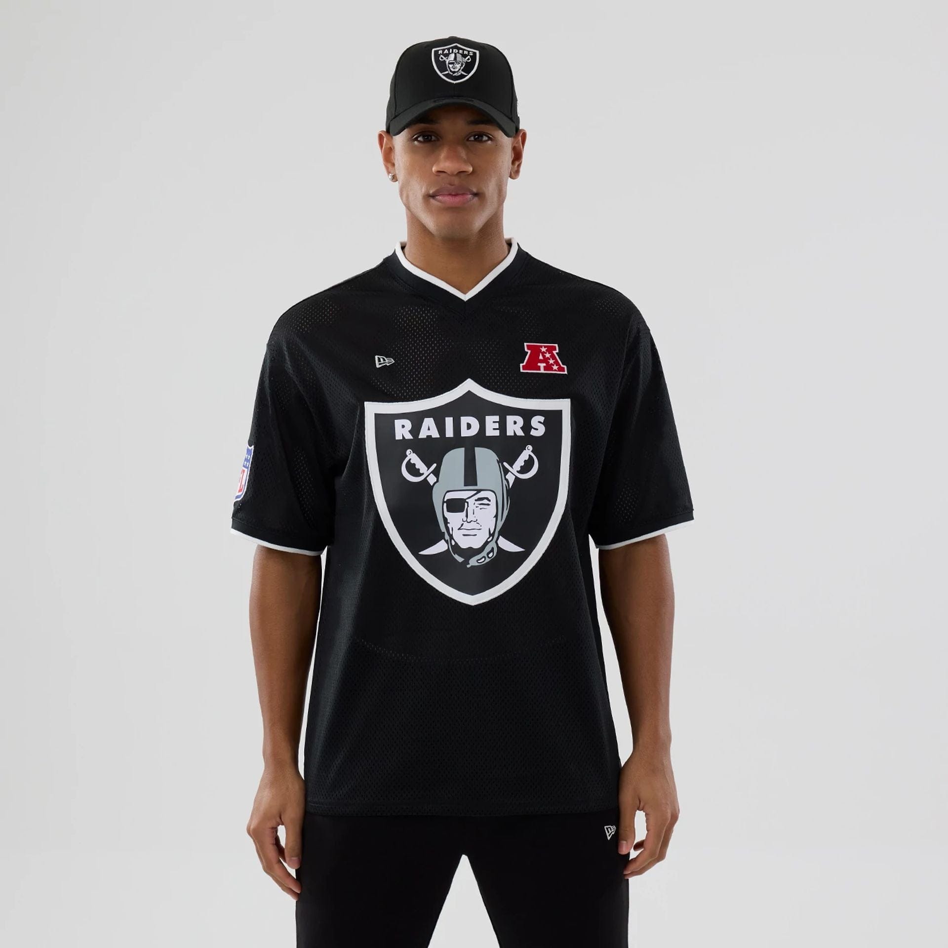 The model is wearing this NFL Mesh Las Vegas Raiders Oversized T-Shirt in black. 1
