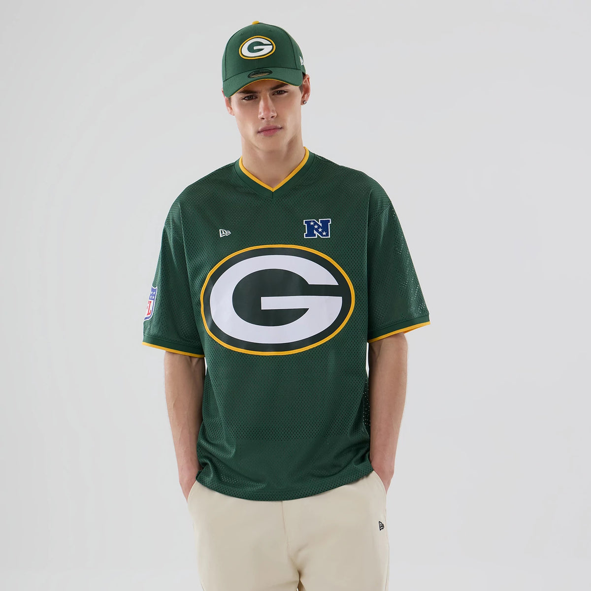 The model is wearing this NFL Mesh Green Bay Packers Oversized T-Shirt in dark green. 1