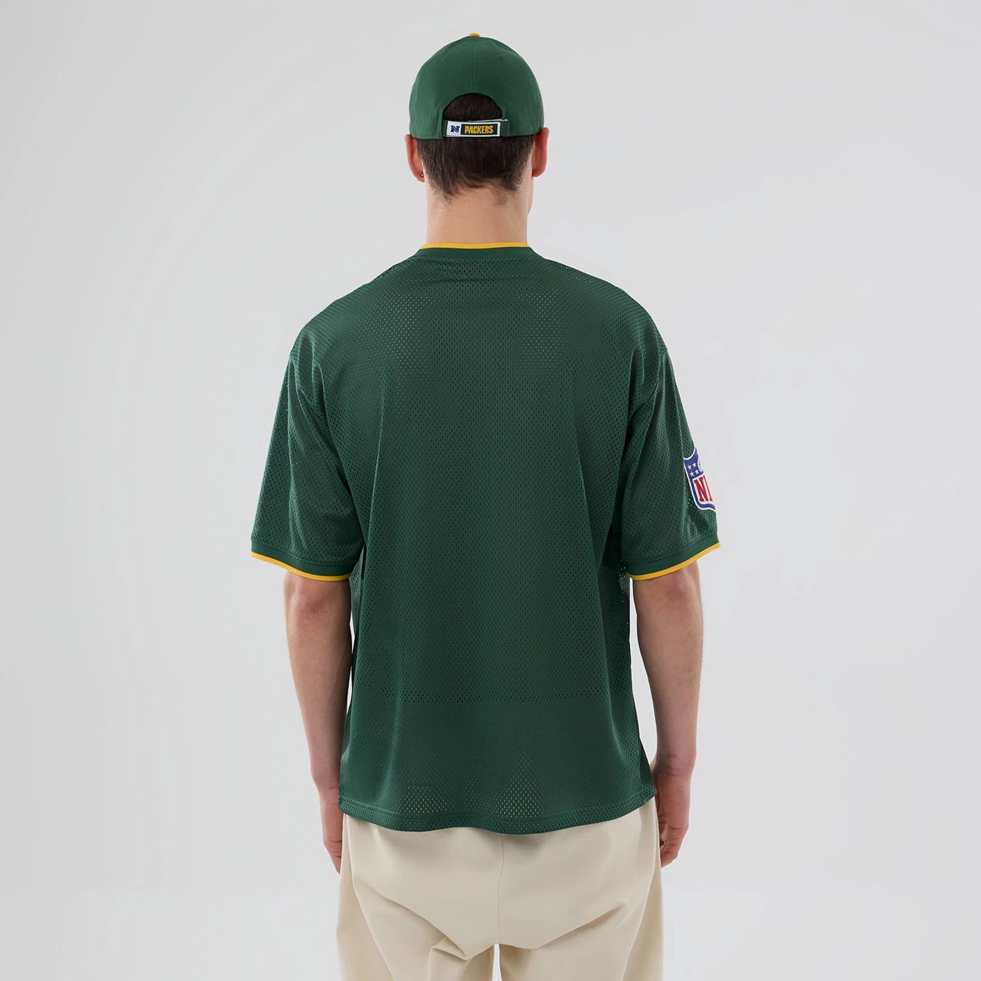 The model is wearing this NFL Mesh Green Bay Packers Oversized T-Shirt in dark green. 2