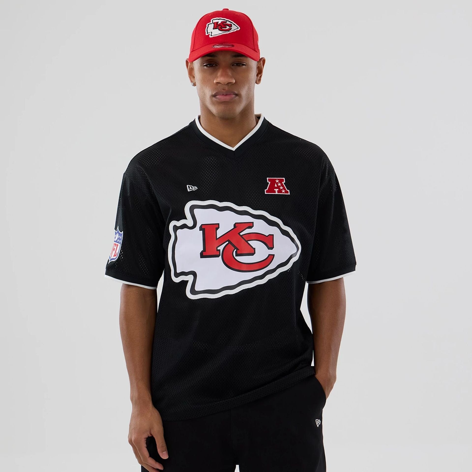 The model is wearing this NFL Mesh Kansas City Chiefs Oversized T-Shirt in black. 1