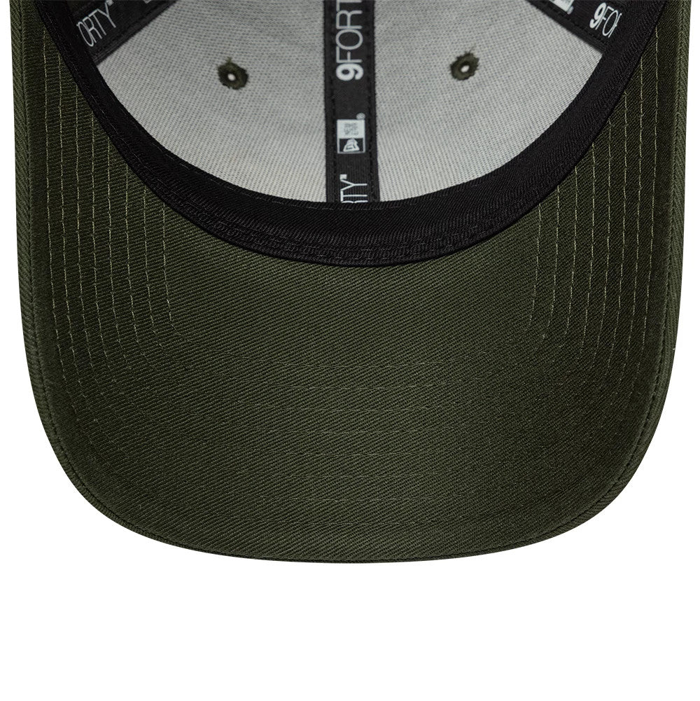 Pictured is this Paris Saint-Germain 9FORTY cap in dark green. 5