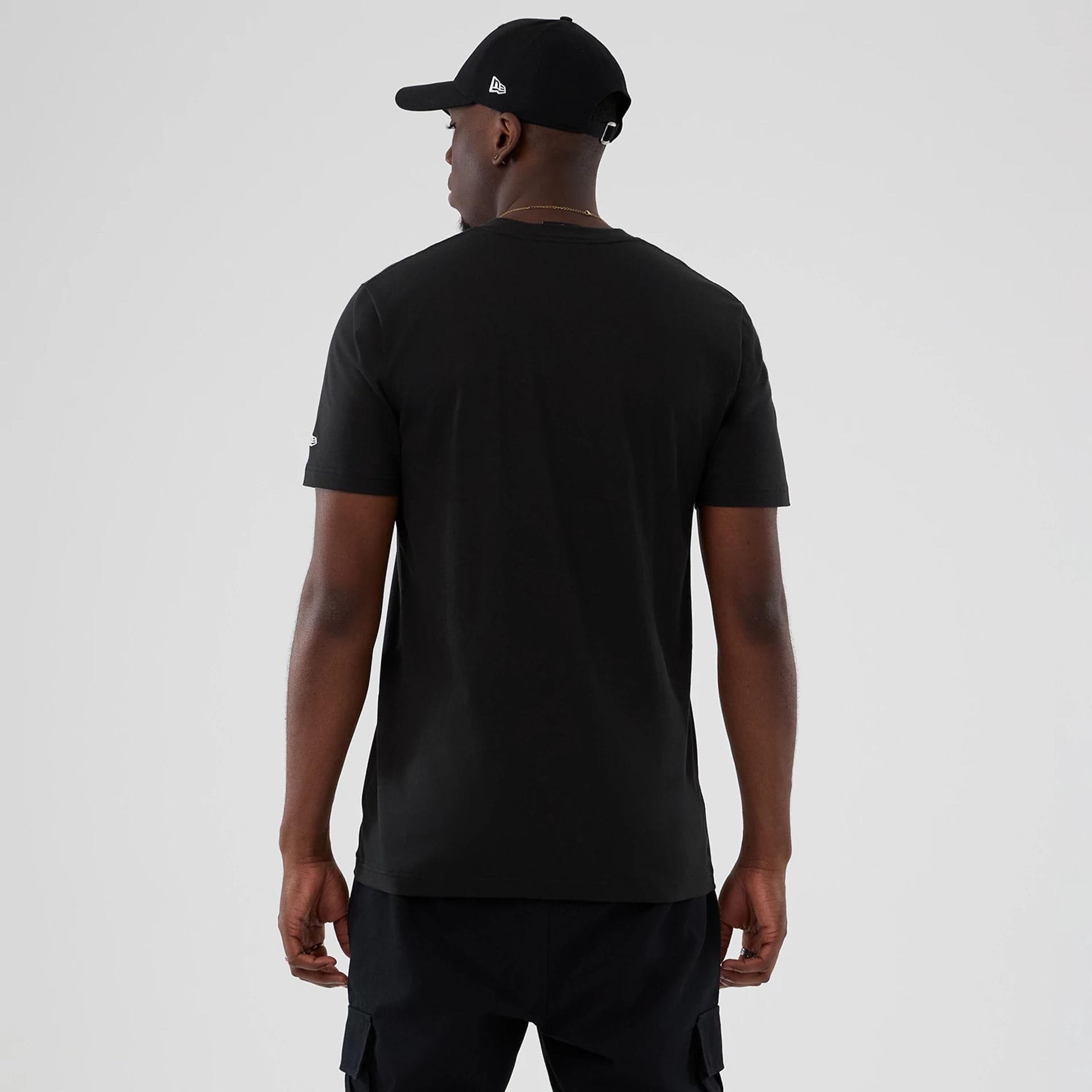 The model is wearing this NBA Hardwood Classic Phoenix Suns T-Shirt in black. 2