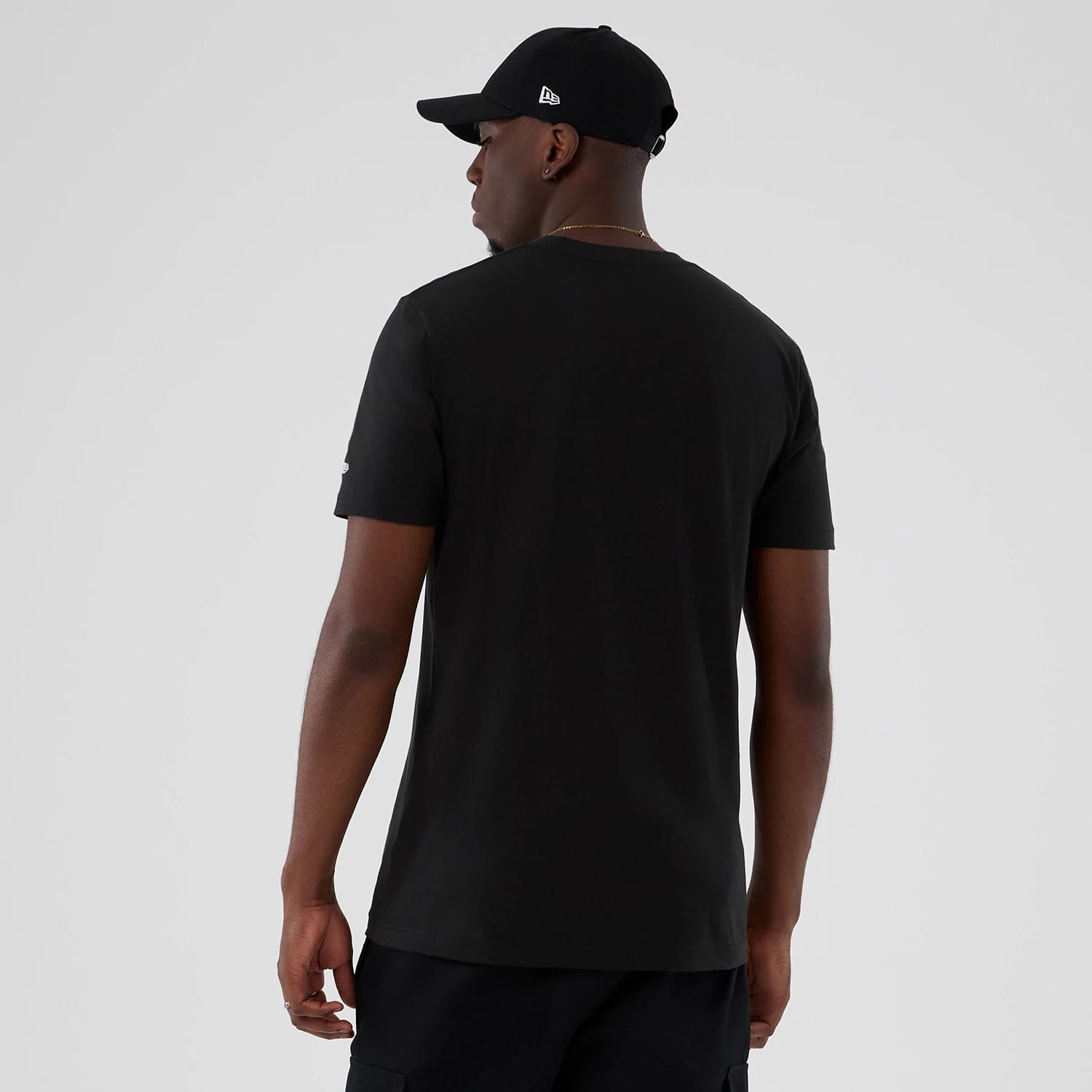 The model is wearing this NBA Hardwood Classic Toronto Raptors T-Shirt in black. 2