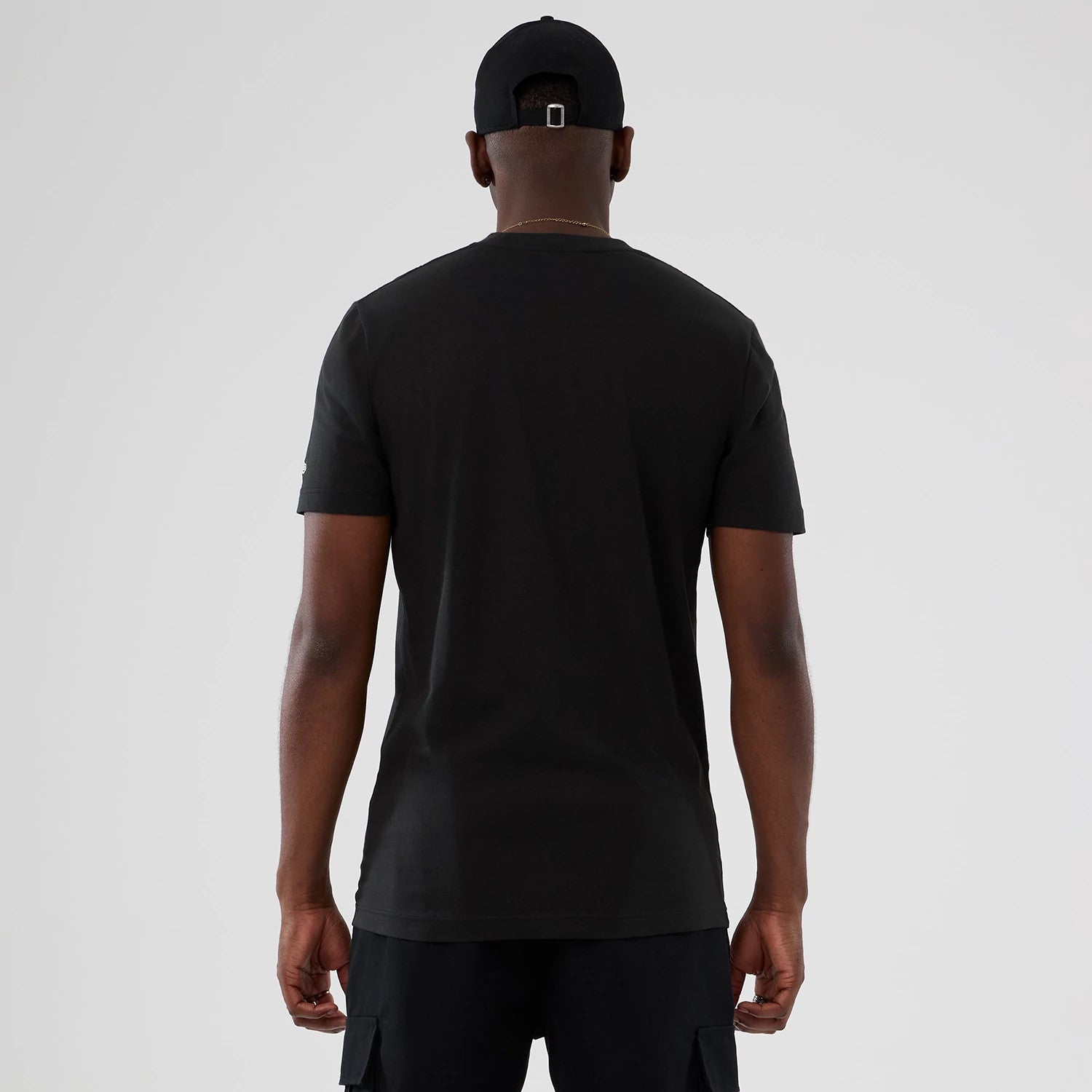 The model is wearing this NBA Hardwood Classic New York Knicks T-Shirt in black. 2
