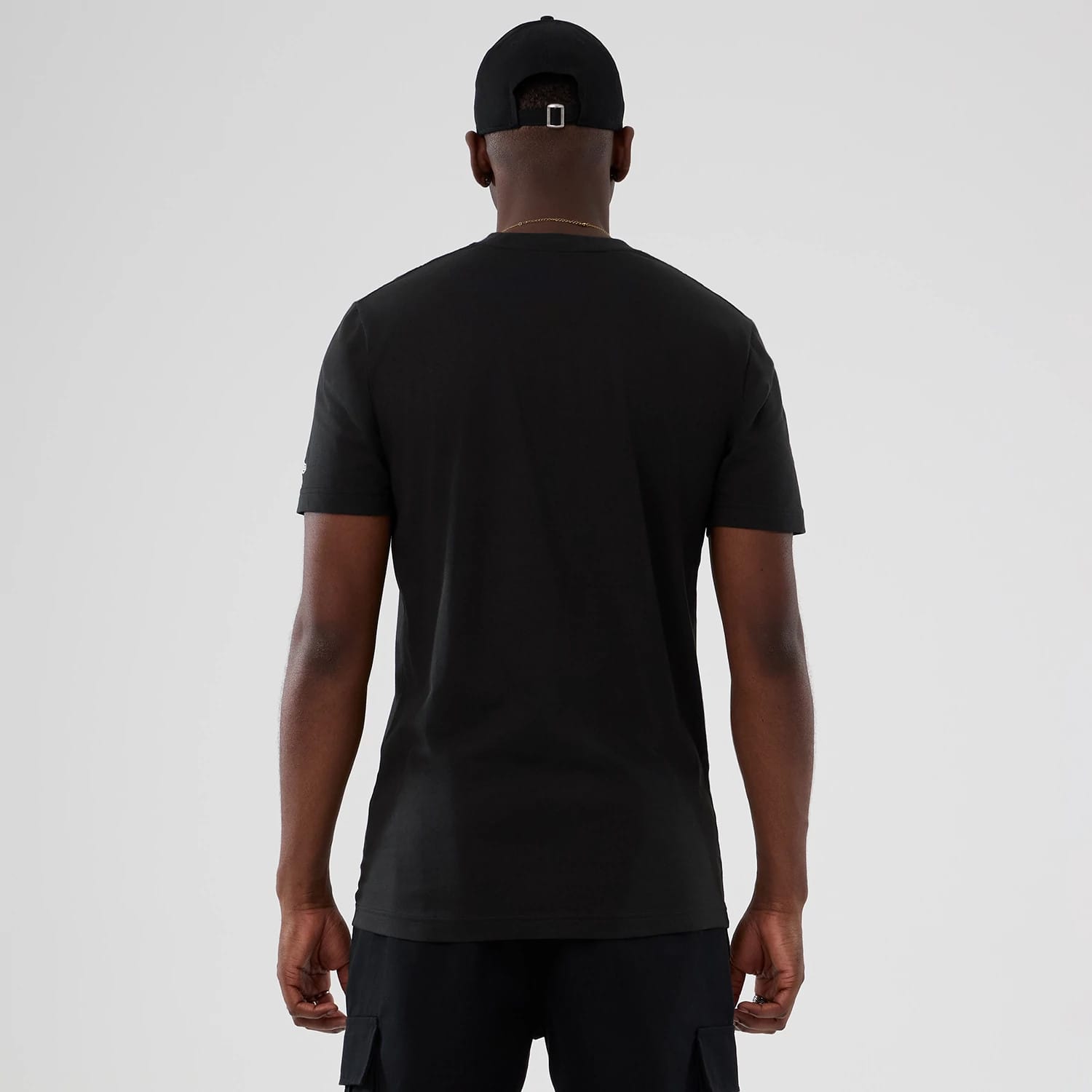 The model is wearing this NBA Hardwood Classic New York Knicks T-Shirt in black. 2