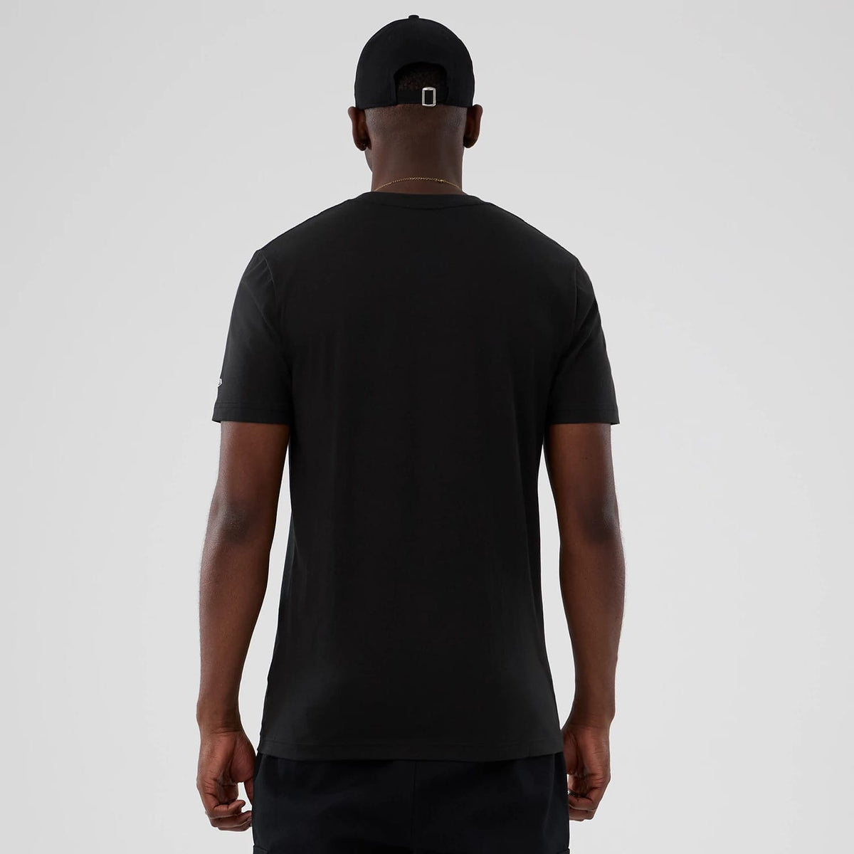 The model is wearing this NBA Hardwood Classic Milwaukee Bucks T-Shirt in black. 2