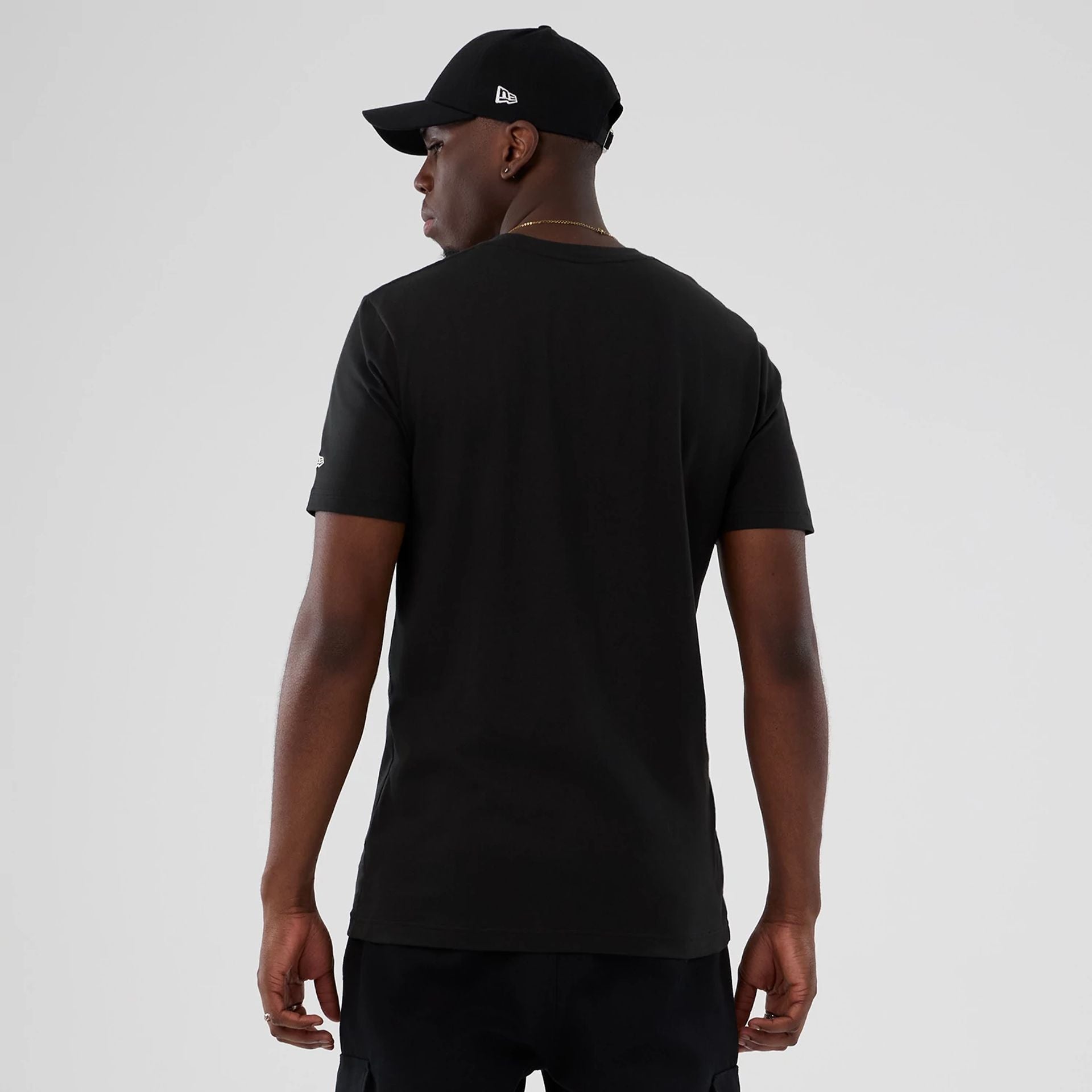 The model is wearing this NBA Hardwood Classic Detroit Pistons T-Shirt in black. 2