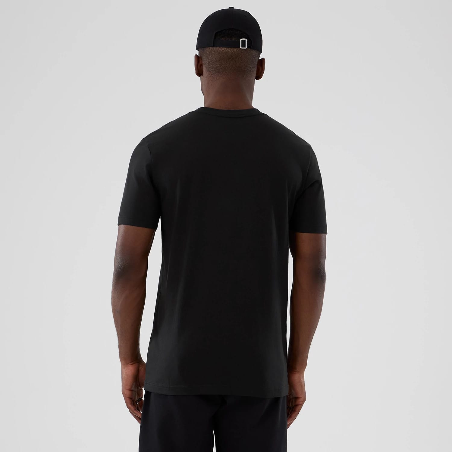 The model is wearing this NBA Hardwood Classic Dallas Mavericks T-Shirt in black. 2
