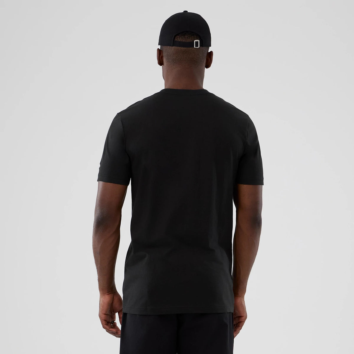 The model is wearing this NBA Hardwood Classic Atlanta Hawks T-Shirt in black. 2