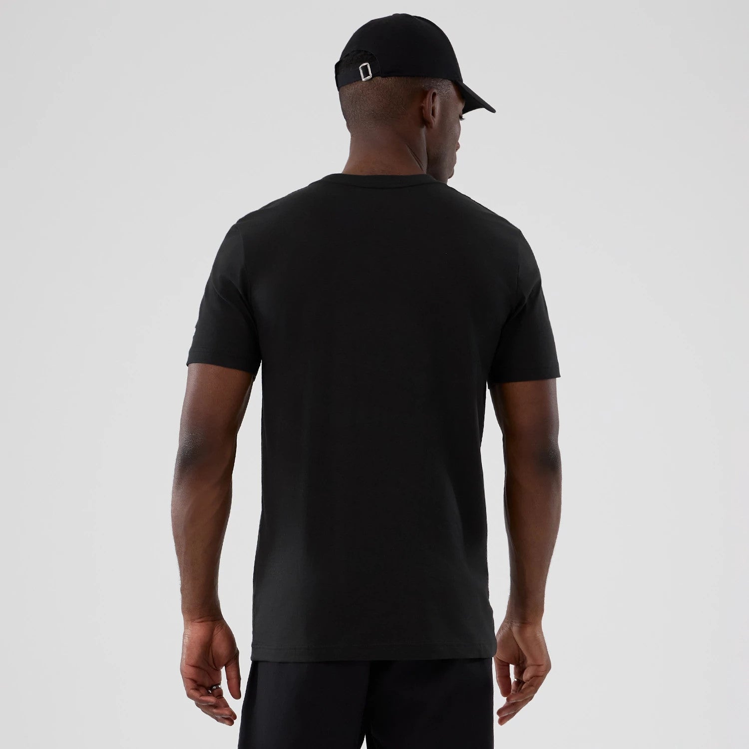 The model is wearing this NBA Hardwood Classic San Antonio Spurs T-Shirt in black. 2