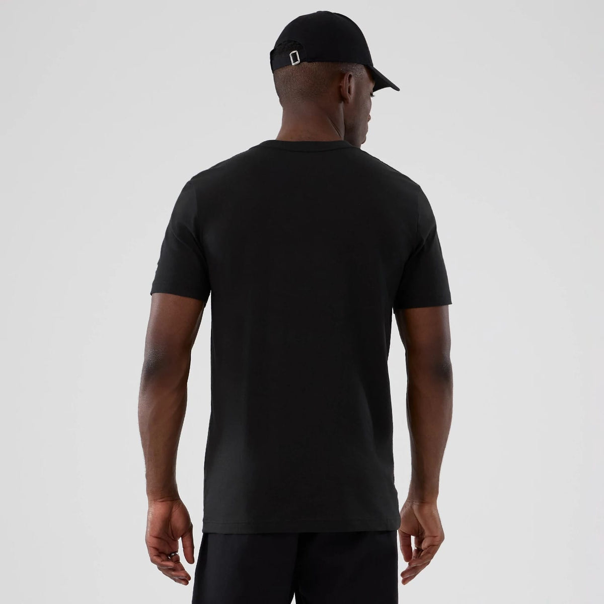 The model is wearing this NBA Hardwood Classic San Antonio Spurs T-Shirt in black. 2