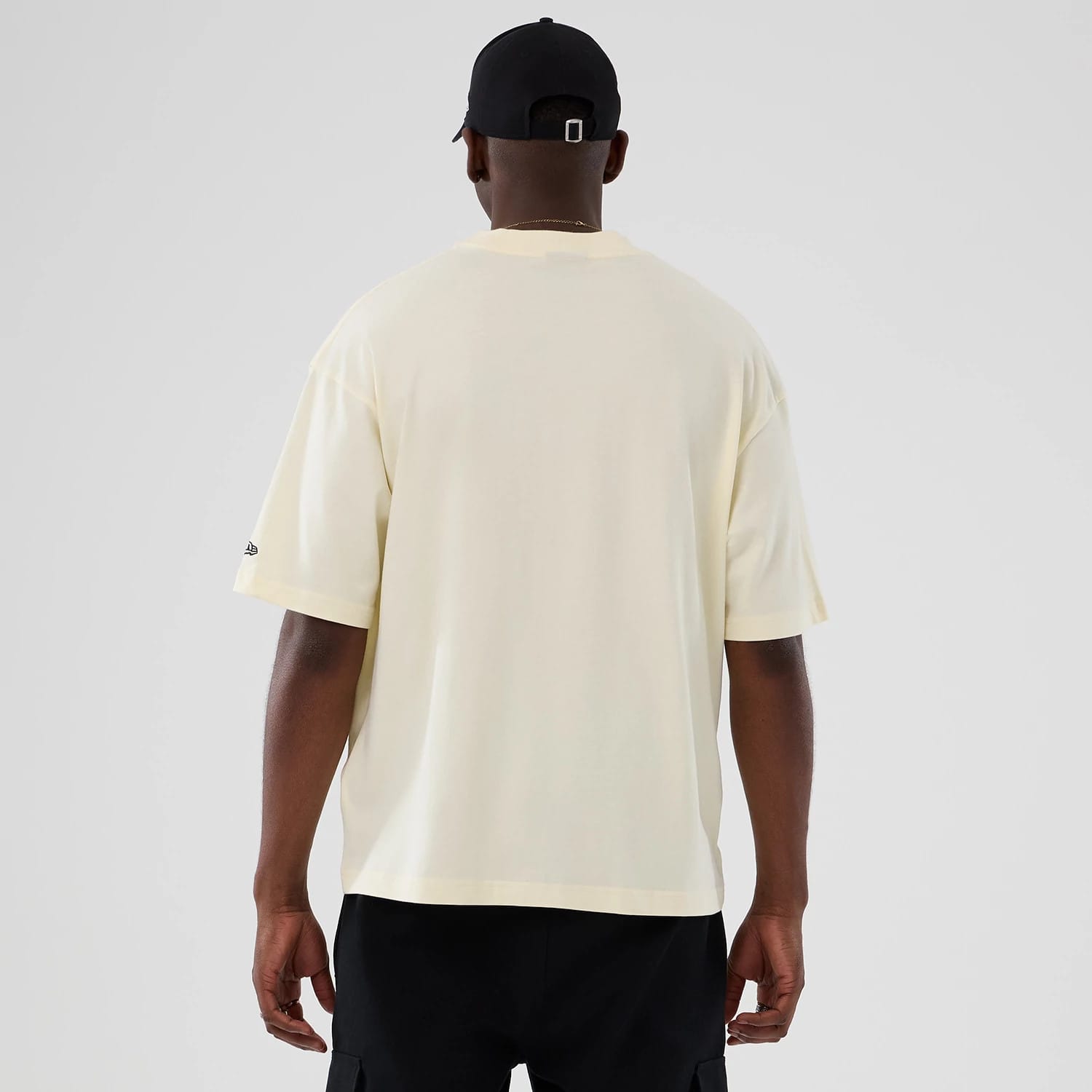 The model is wearing this NBA Hardwood Classic Chicago Bulls T-Shirt in cream. 2