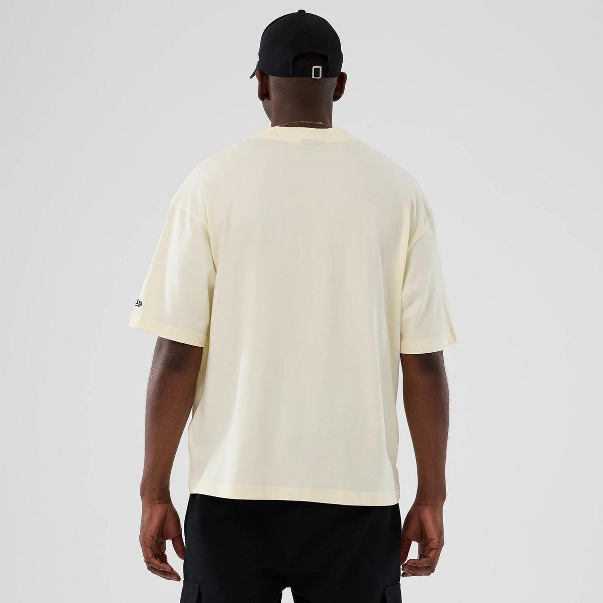 The model is wearing this NBA Hardwood Classic Chicago Bulls T-Shirt in cream. 2