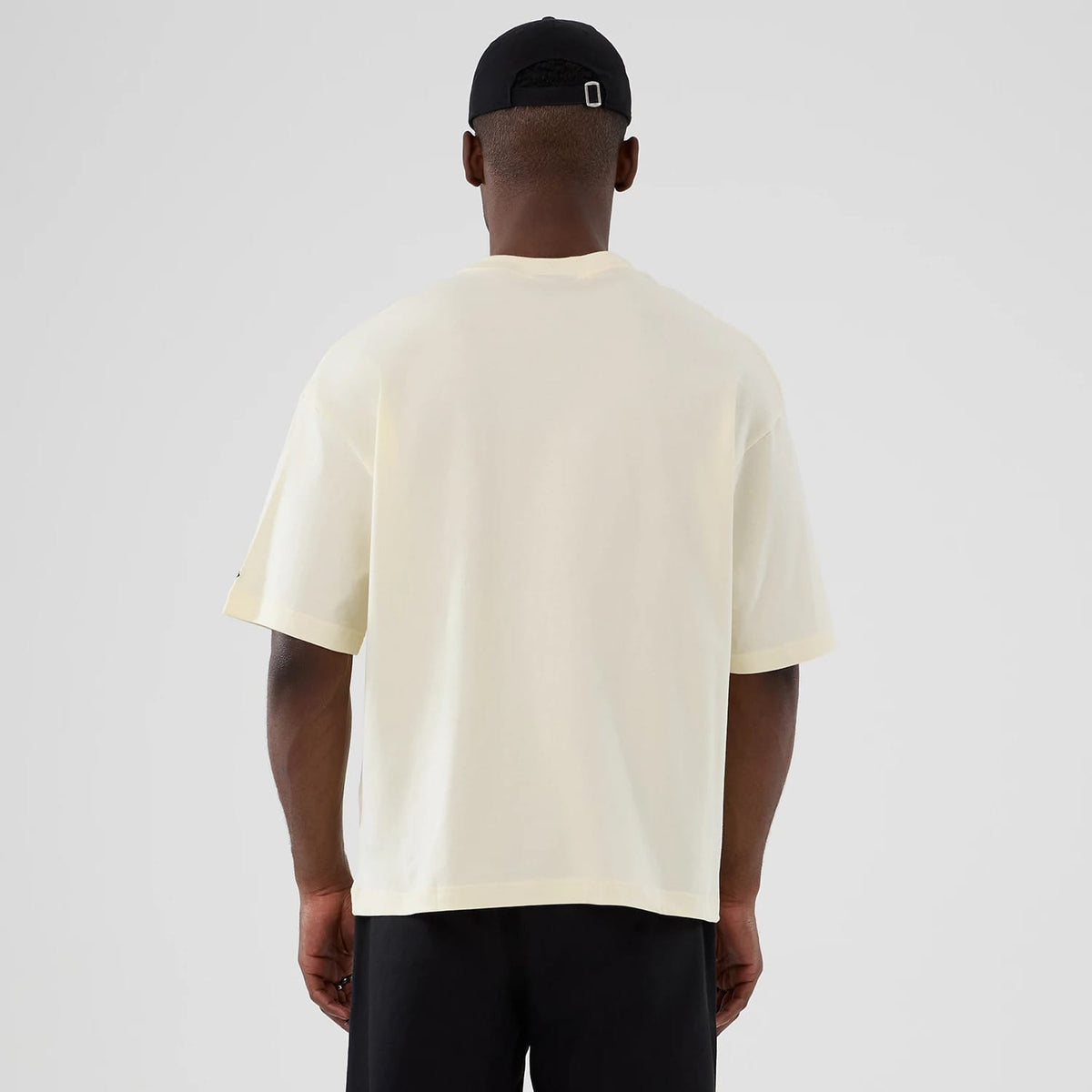 The model is wearing this NBA Hardwood Classic Vancouver Grizzlies T-Shirt in Cream. 2