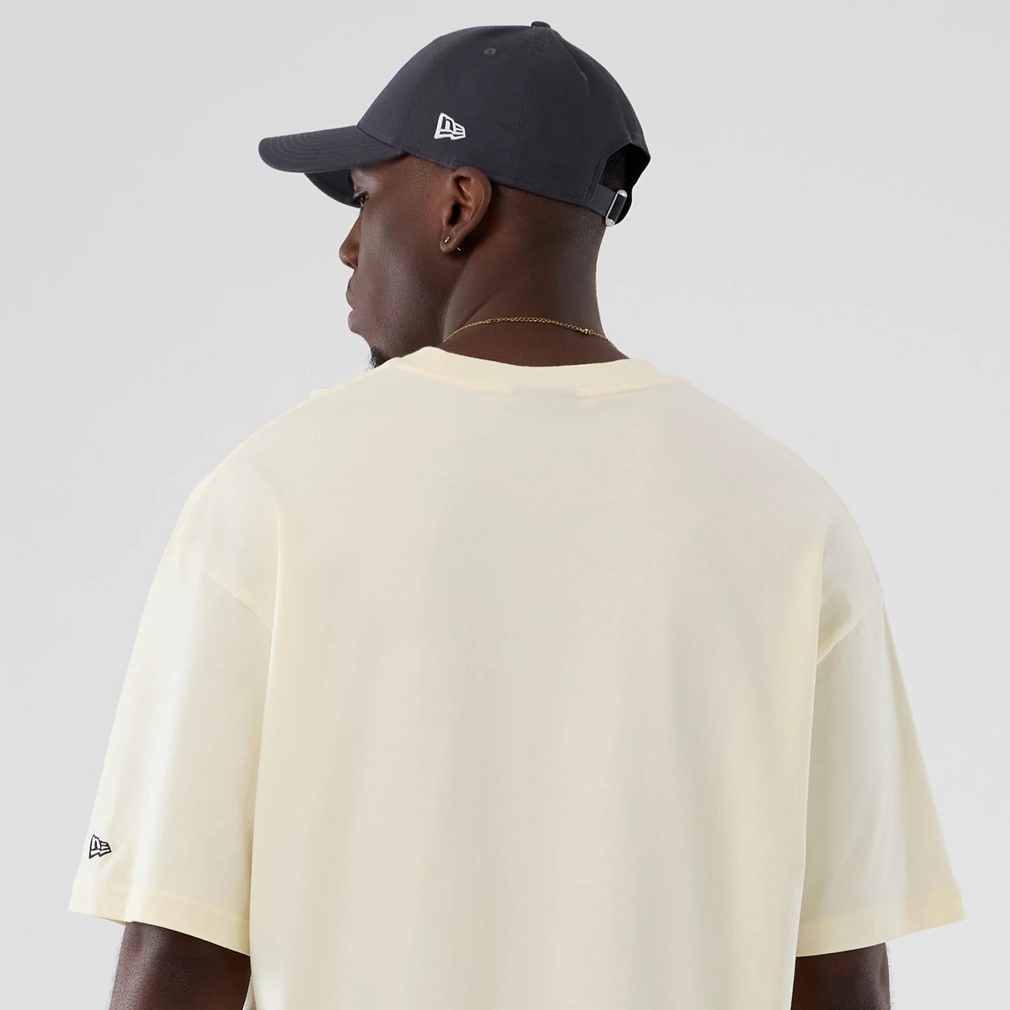 The model is wearing this NBA Hardwood Classic San Antonio Spurs T-Shirt in Cream . 7